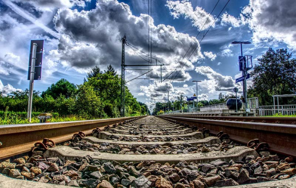 Modernizace železniční tratě mezi Pardubicemi a Stéblovou začíná