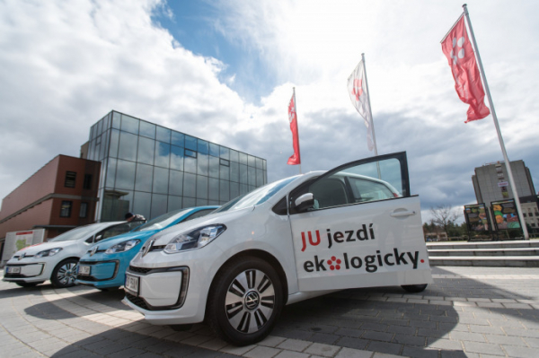 Jihočeská univerzita zařadila do své flotily tři elektromobily Volkswagen e-up!
