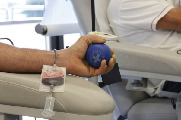 Všeobecná fakultní nemocnice v Praze hlásí kritický nedostatek krve! Potřebuje každého dárce