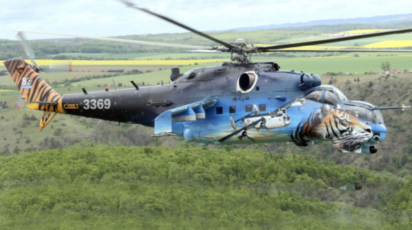 Letci z vojenského letiště u Náměště nad Oslavou mají na vrtulníku novou tygří kamufláž