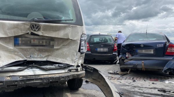 Při hromadné dopravní nehodě na Mělnicku se zranilo šest osob, z toho dvě děti
