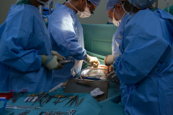 Kardiologové Karlovarské krajské nemocnice zavedli do svého portfolia novou metodu, která může pacienty ochránit před mrtvicí