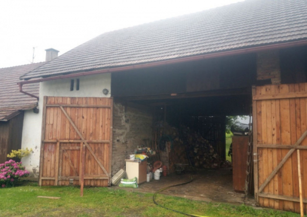 Zřejmě úder blesku zapálil stodolu v obci Semechnice na Rychnovsku