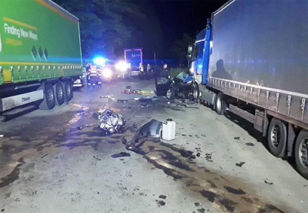 Při tragické nehodě u Lipiny řidič osobního vozu zemřel, dvě další osoby jsou v kritickém stavu