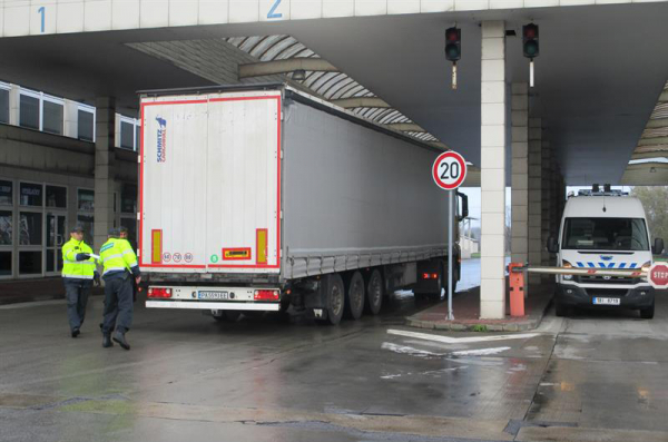 V útrobách polského kamionu se skrývalo 6 milionů nekolkovaných cigaret v hodnotě 38,4 milionů korun