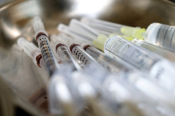 V Česku přibylo za sobotu 124 nakažených koronavirem, reprodukční číslo se zvýšilo na 1,3