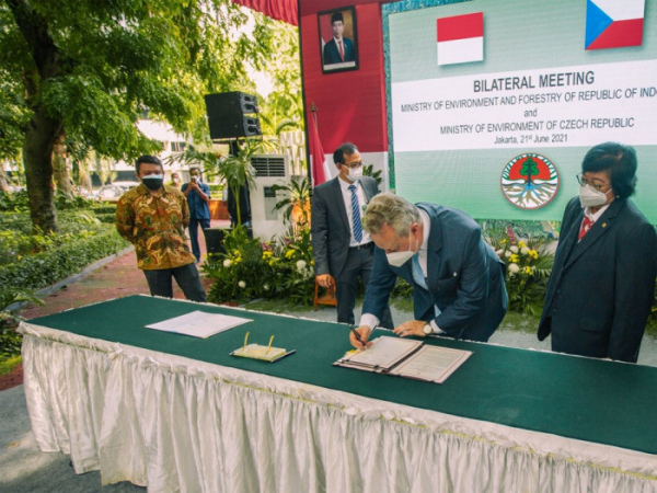 Ministr životního prostředí Brabec navštívil záchranné centrum Kukang na Sumatře a podpořil ochranu outloňů i luskounů