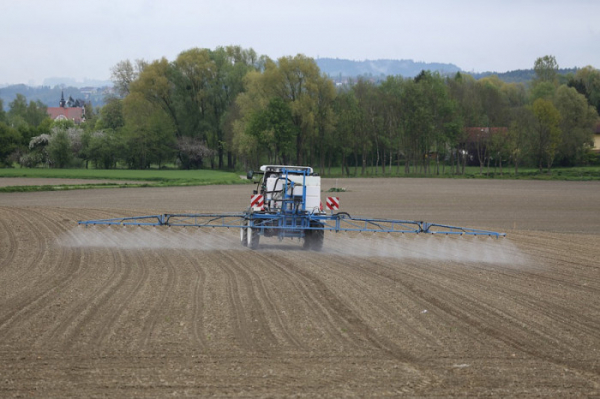 V zemědělství loni klesla spotřeba pesticidů o 4,3 %