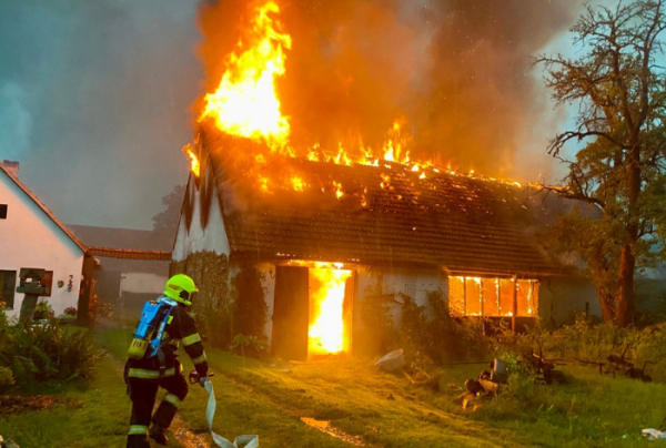 Po požáru stodoly ve Zvíkově vznikla téměř miliónová škoda