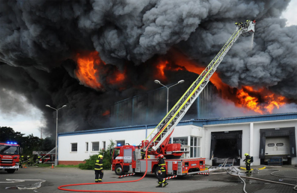 Praha řeší následky požáru skladu v Uhříněvsi. V okolí platí zákaz koupání a rybolovu
