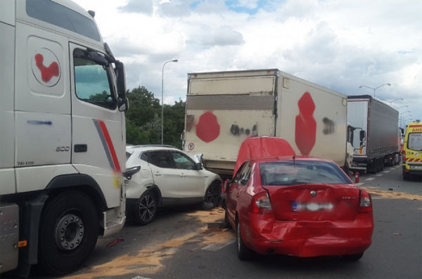 Na dálnici D1 v Brně došlo ke střetu dvou osobních a tří nákladních vozidel, jedna osoba se zranila