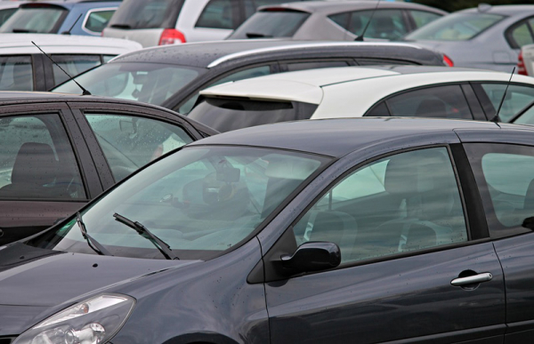 Nabídka automobilů na evropském trhu dál klesá, růst cen v létě zpomalil