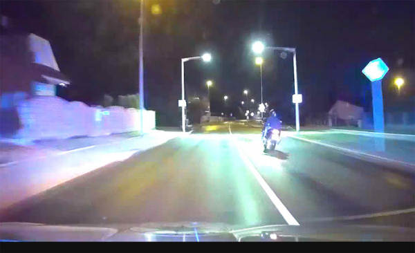 Motocyklista se zákazem řízení ujížděl před policejní hlídkou a havaroval