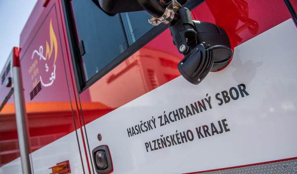 2 děti a 8 dospělých osob muselo být evakuováno při požáru bytu v Plzni