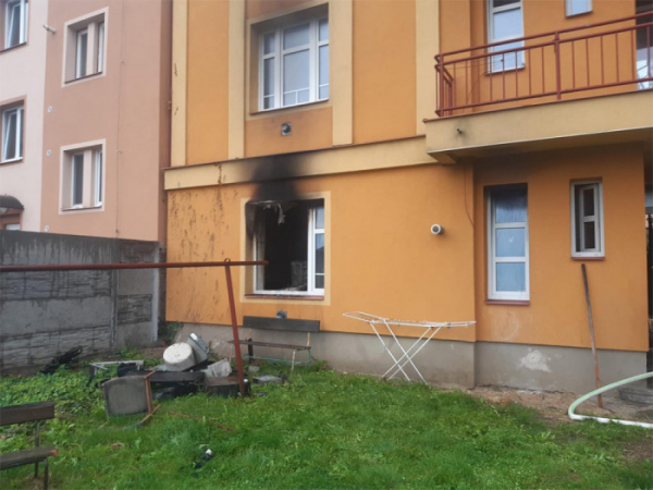 Škodu za jeden a půl milionu způsobil požár bytového domu v Čáslavi
