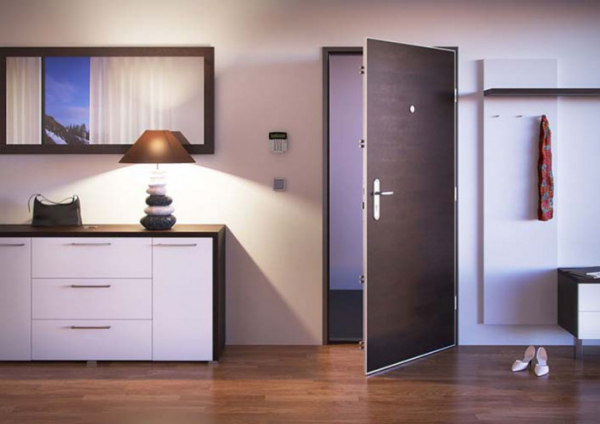 Bezpečnostní dveře do bytu hrají zásadní roli z hlediska ochrany majetku a osob. Jak poznat kvalitní řešení?