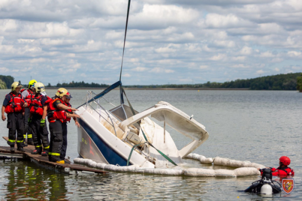 Na Těrlické přehradě se potopil motorový člun, hasiči ho museli vytáhnout jeřábem