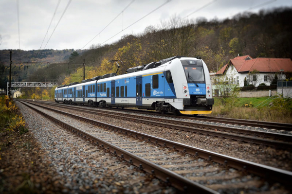 Spěšné vlaky na trase Plzeň - Karlovy Vary už obsluhují nové vlaky RegioPanter