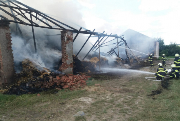 Téměř milionovou škodu si vyžádal požár seníku v Borovanech na Písecku