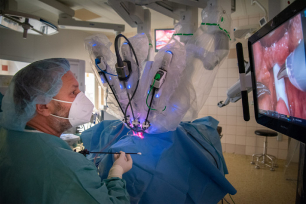 Odborníci z kliniky ORL Fakultní nemocnice Olomouc využívají robotický systém k odstranění nádorů 