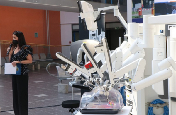 Krajská zdravotní připomněla v atriu ústecké Masarykovy nemocnice 13. výročí první roboticky asistované operace