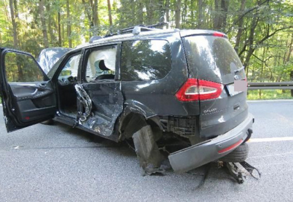 Při střetu dvou fordů na Hradecku došlo k jednomu lehkému zranění a téměř půlmiliónové škodě