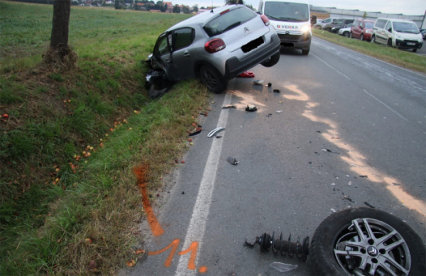 Mezi obcemi Kyšice a Dýšina došlo k čelnímu střetu dvou Citroënů, tři osoby se zranily