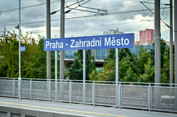 Praha má novou železniční stanici na Zahradním Městě a prodloužený podchod na hlavní nádraží