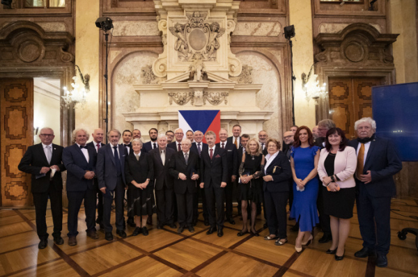 Předseda Senátu Vystrčil předal 15 českým osobnostem stříbrné medaile