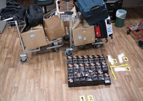 Ruzyňští celníci zadrželi cizince, který v cestovních zavazadlech pašoval 52 kg tabáku do vodní dýmky 