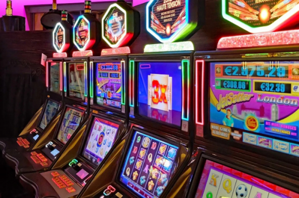 Specializovaný finanční úřad odhalil 800 subjektů bez povolení k provozování hazardních her