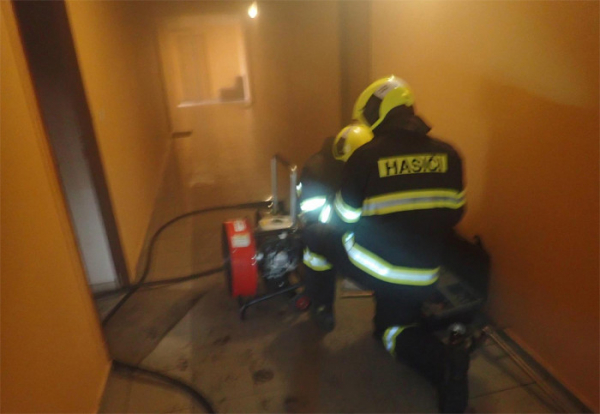 Ve Valašském Meziříčí hořel byt, jeho uživatel skončil v péči zdravotníků