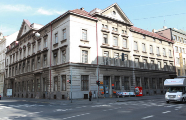 Česká pošta nabízí dvě pražské budovy k odkupu