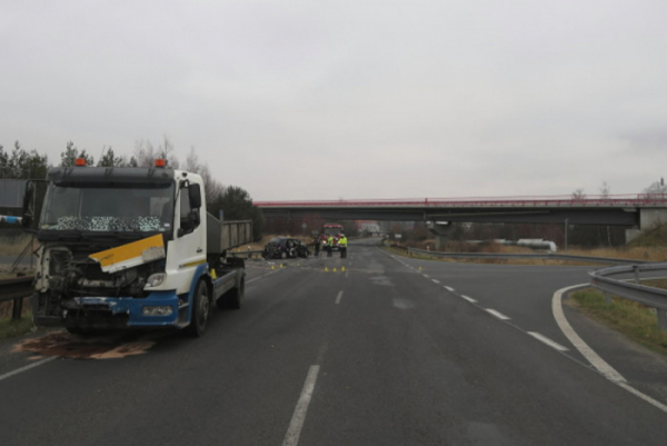 Při střetu nákladního automobilu s osobním v Sokolově došlo k těžkému zranění dvou osob