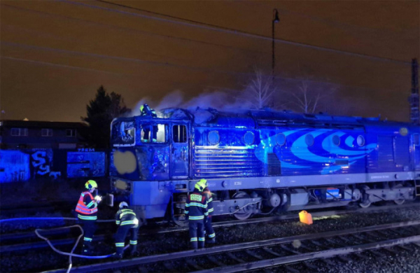 4 jednotky hasičů vyjely k požáru dieselové lokomotivy u olomouckého hlavního nádraží