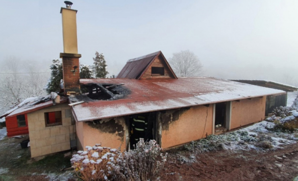 Tři jednotky hasičů zasahovaly při požáru chaty na Trutnovsku