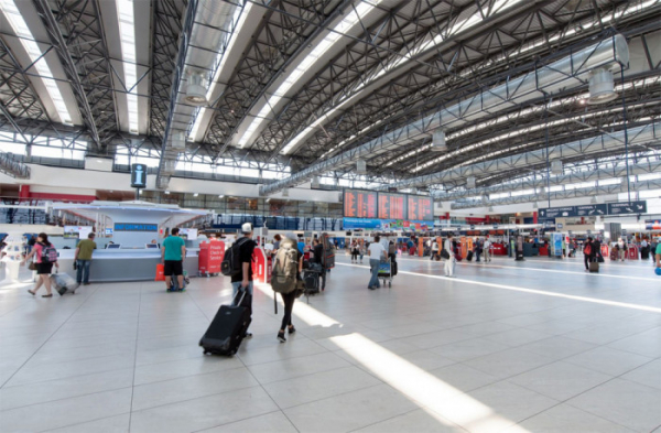 Letní letový řád přinesl na Letiště Praha nárůst počtu cestujících o 213 procent