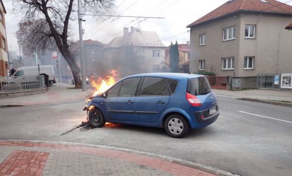 Ve Zlíně začal ženě za jízdy hořet osobní automobil, škoda byla vyčíslena na 60 tisíc korun