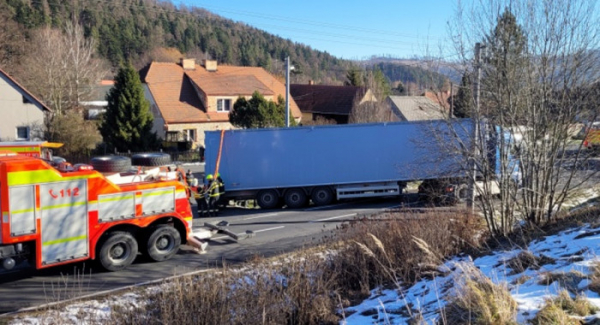 V Nových Heřminovech vyprošťovali hasiči bulharský kamion se slunečnicemi