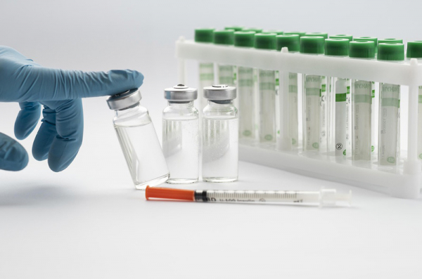 EMA nadále přezkoumává údaje o účinnosti vakcín proti covid-19 na variantu omikron