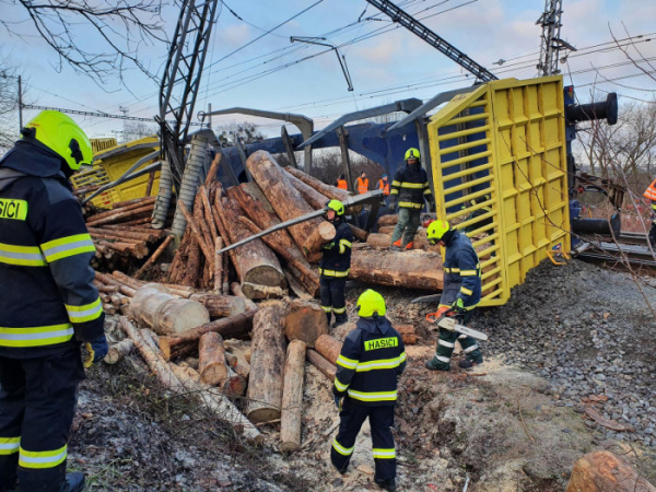 Srážka nákladních vlaků zastavila provoz vlaků na hlavní železničním tahu z Přerova do Ostravy