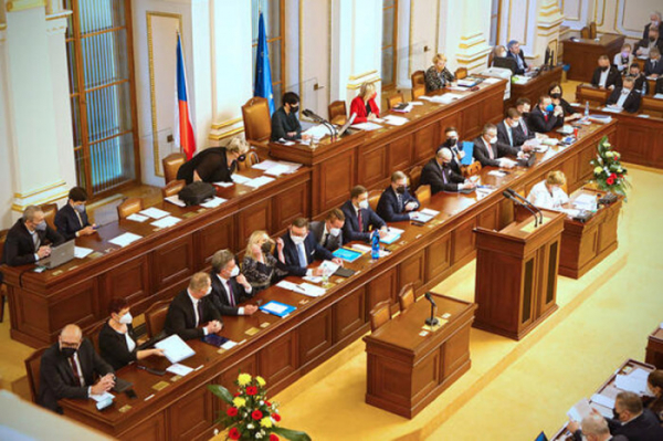 Fialova vláda získala důvěru sněmovny. Pro hlasovalo 106 koaličních poslanců