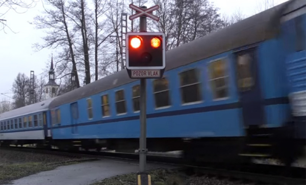 Na železničním přejezdu u Běšin došlo ke srážce vozidla s vlakem, dvě osoby skončily v nemocnici
