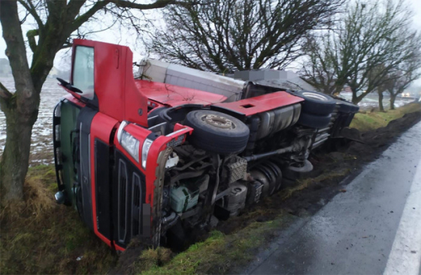 U Zámrsku na Orlickoústecku sjel kamion do příkopu, škoda je odhadnuta na více jak milion korun