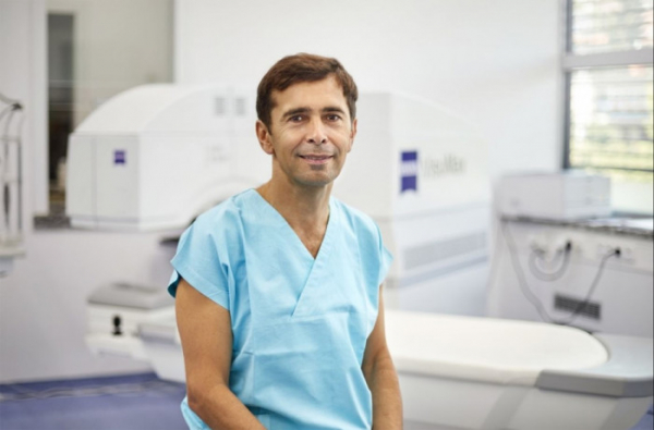 Primář Stodůlka jako první oční chirurg v Česku a Rakousku provedl novou metodu laserové operace očí