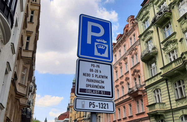 Návštěvy rezidentů by mohly v Praze parkovat na zónách placeného stání zdarma
