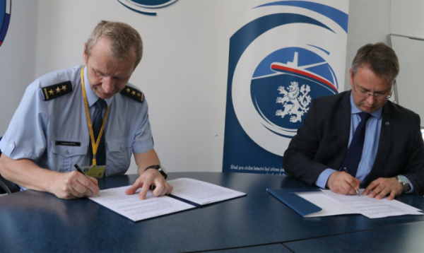 Vojenští piloti, díky nové dohodě, budou moci létat bez zkoušek i v civilu