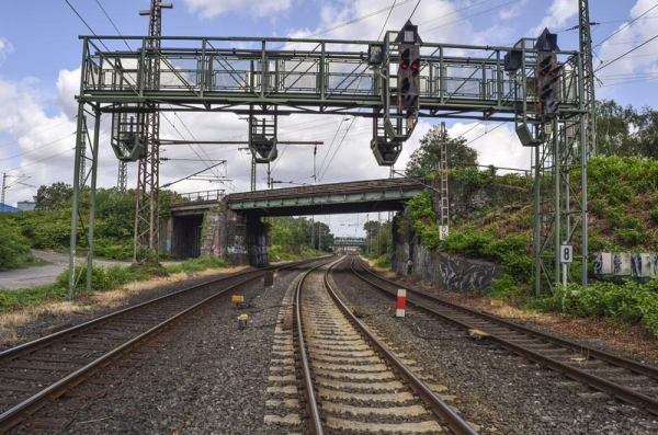 Nákladní železniční dopravce jezdící na elektřinu podpoří ministerstvo dopravy 230 miliony korun