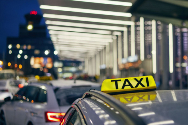Pražské letiště hledá nového provozovatele taxi. Zákazník bude znát cenu předem