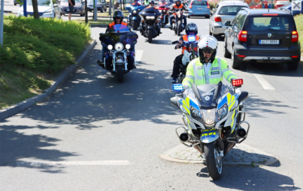 Benefiční jízda motorkářů z Prahy do Lešan podpořila Vojenský fond solidarity